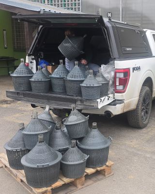 Někdy u nás hrajeme tak malou hru: kolik a jakých lahví se dokáže vejít do auta. 🚗🧴 Tentokrát jsme zkoušeli různé objemy...