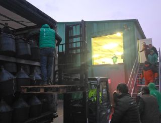 🚚 Kamion plný demižonů dorazil ještě za tmy! Ranní náklad nás překvapil množstvím, takže s vykládáním pomáhali úplně...