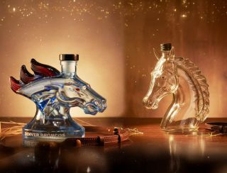 🐎✨ Dvě výjimečné lahve, jedna vášeň – láska ke koním! Naše originální lahve ve tvaru koňských hlav spojují eleganci, sílu...