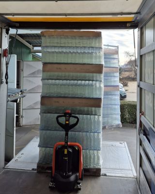 Vyšší paletu lahví už do kamionu opravdu nenacpeme. Kamion je dnes naložený tak, že kdyby tam chtěla vletět moucha, jediné...